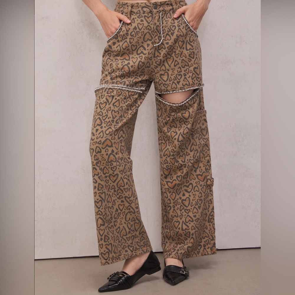New without tags!! Roselyn Leopard Rhinestone Embellished Jeans Size Medium
